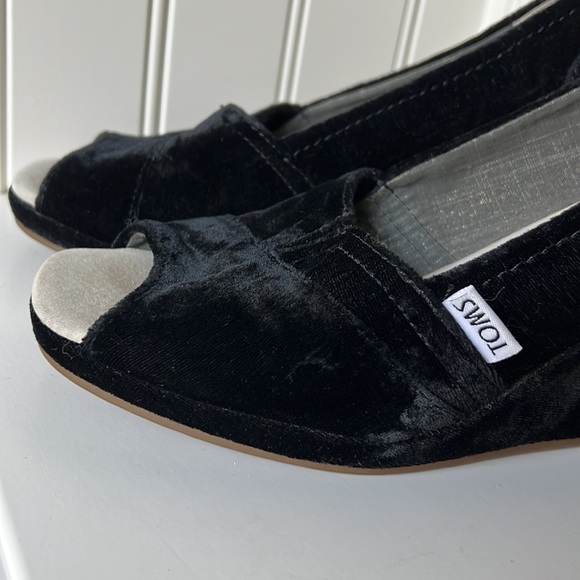 Toms Black Velvet Peep Toe Wedge Heels Slip On Sandals Size 9.5 - Picture 2 of 11